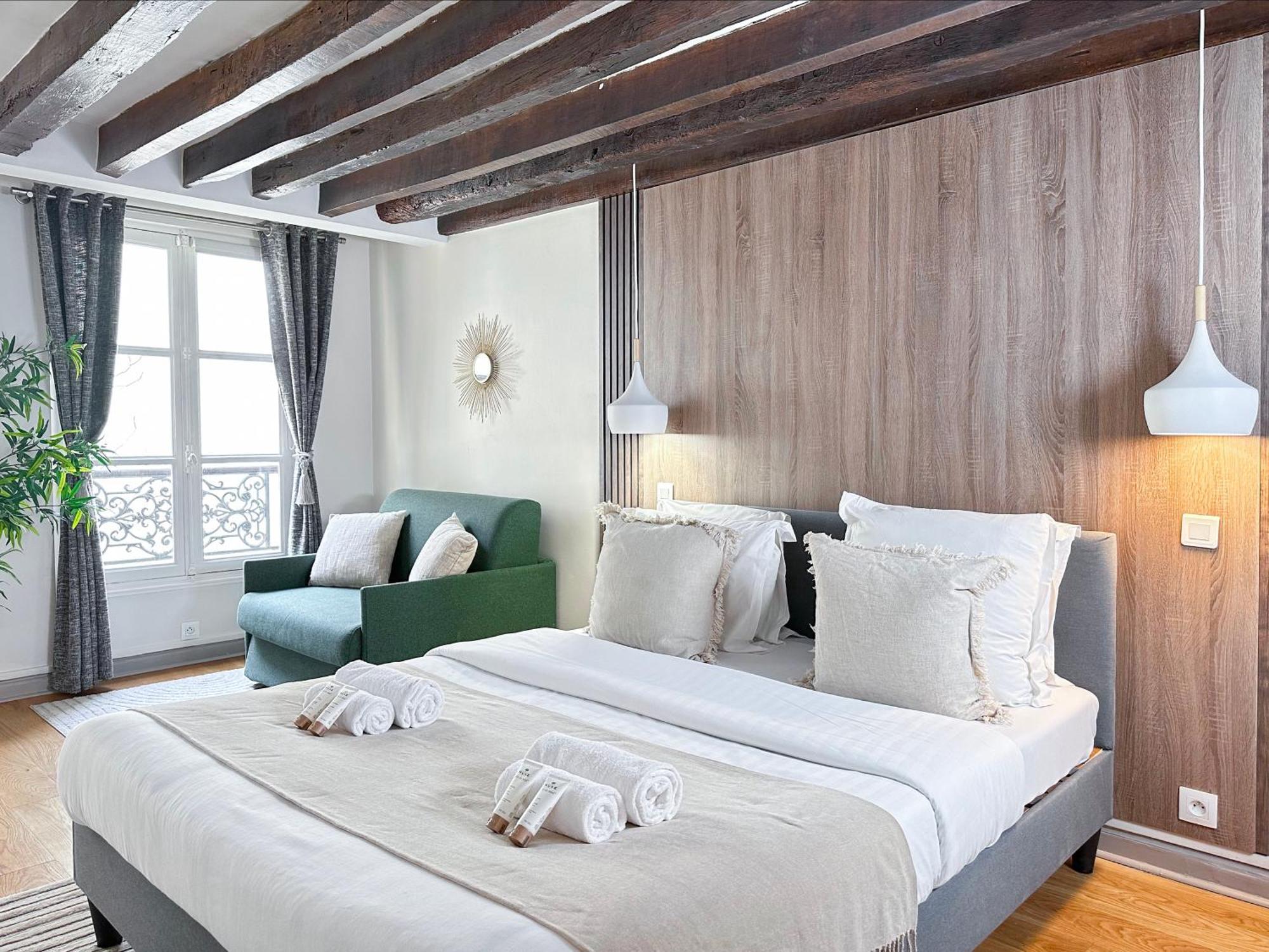 Unique & Beautiful Duplex In Saint-germain * Parijs